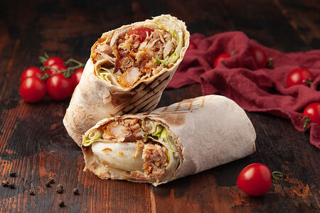 Бурум цезарь с курицей в армянском лаваше