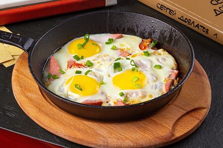 Глазунья с докторской колбасой и помидорами