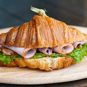 Мини-круассан с ветчиной