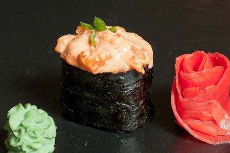 Суши гункан спайси лосось