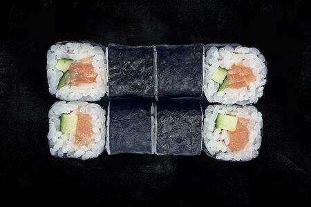 Ролл с лососем и огурцом