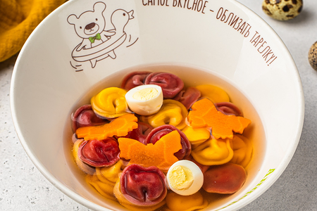 Суп с цветными пельмешками