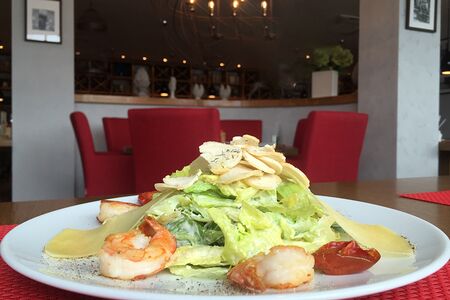 Салат Цезарь с креветками