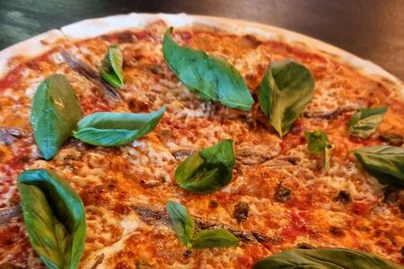 Пицца с анчоусами