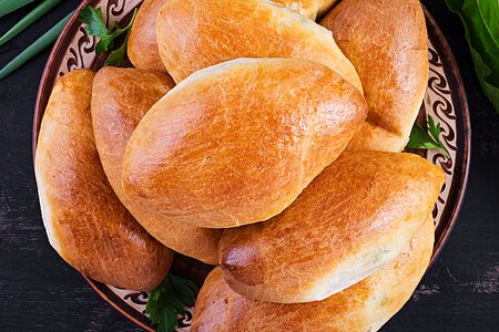 Пирожок с рисом и яйцом