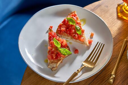 Брускетта с сальсой из спелых томатов