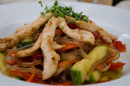 Стеклянная лапша с курицей и овощами с соевым соусом