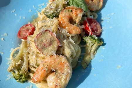 Спагетти с креветками и брокколи