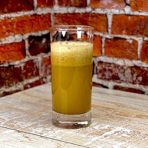 Свежевыжатый яблочный сок