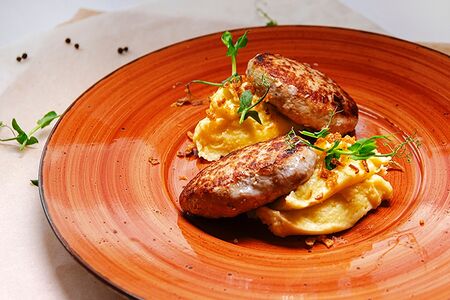 Картофельное или гороховое пюре с куриной котлетой