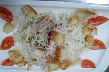 Салат Цезарь с цыпленком