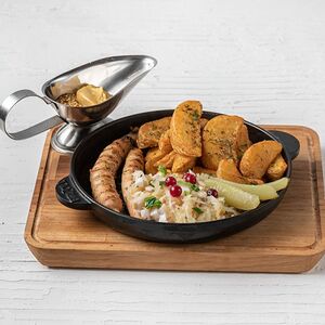 Сковородка с домашними колбасками, тушеной капустой и картофелем