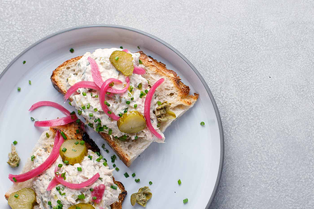 Брускетта с риетом из тунца