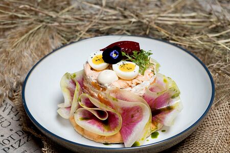 Салат с лососем горячего копчения