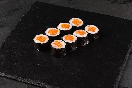 Маки с лососем