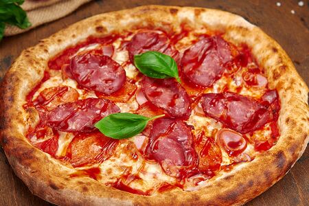 Пицца с колбасками BBQ