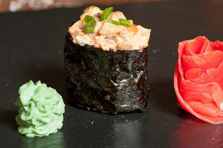 Суши гункан спайси угорь