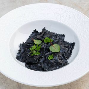 Черные равиоли с морепродуктами