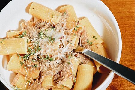 Ригатони в соусе демиглас с уткой кони и пармезаном