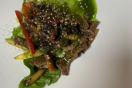 Тёплый салат с говядиной и овощами