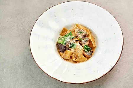 Феттуччине с ягненком и шпинатом