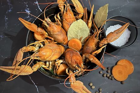 Вареные раки пикантные большие