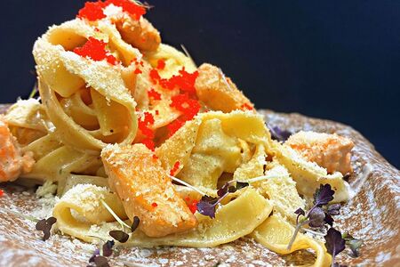 Феттуччине с лососем