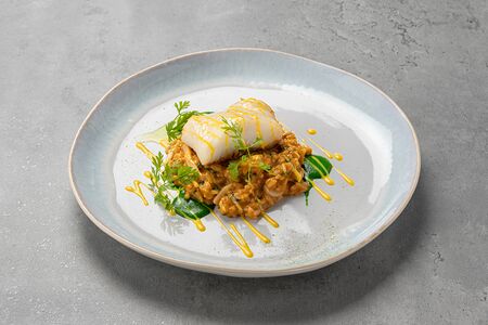 Синекорый палтус со сливочным ризотто, кальмаром и соусом из зелени