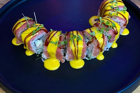 Тунец, снежный краб и соус Манго