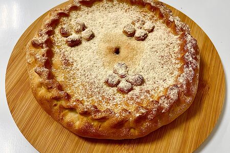 Пирог дрожжевой с яблоком и смородиной