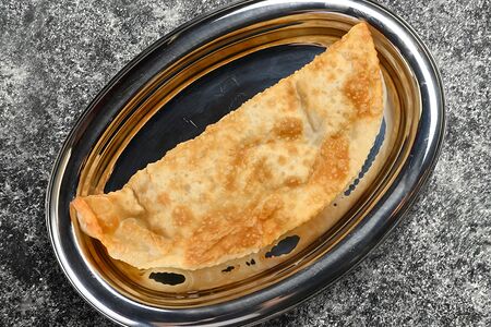 Чебурек с крабом и томатами