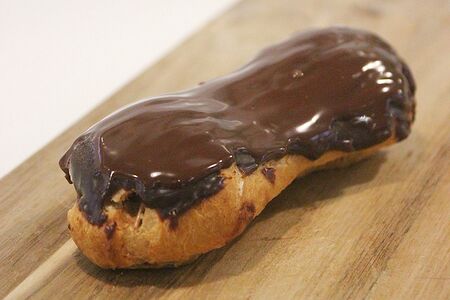 Эклер с шоколадным кремом