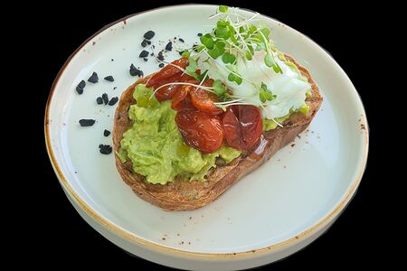 Авокадо тост с яйцом пашот и вяленными томатами