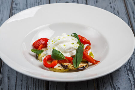 Маринованные овощи с сыром страчателла