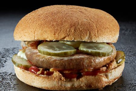 Горячий баварский сэндвич с вкуснейший колбаской из свинины с добавлением трав