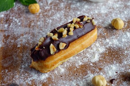 Эклер с шоколадом