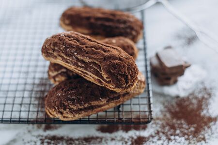 Эклер шоколадный