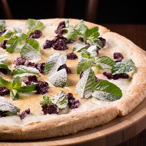 Пицца Вяленая Вишня и Сливочный Сыр (сладкая)