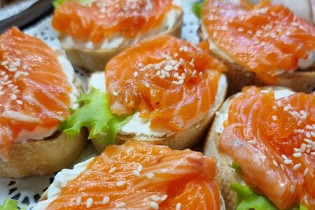 Брускетта с красной рыбкой и прованскими травами