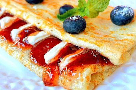 Блин с вареньем из чёрной смородины