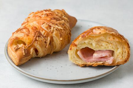 Круассан с сыром и ветчиной