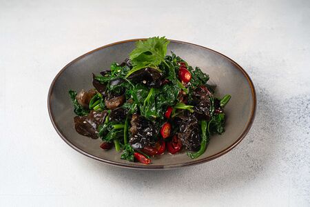 Шпинат с древесными грибами