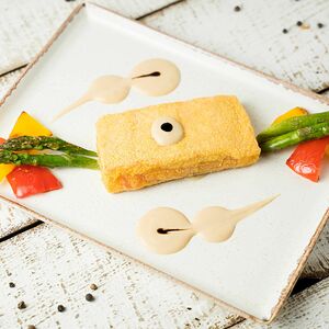 Лосось в кукурузной панировке с овощами