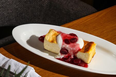 Запеканка со сметаной и винoградным соусом