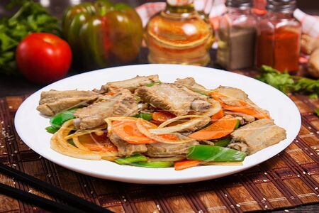 Ребра свиные с овощами в соевом соусе