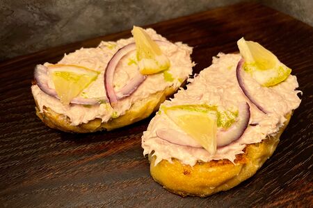 Брускетты с тунцом и лимоном