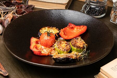 Сезонные овощи, запечённые в дровяной печи с травами и пармезаном