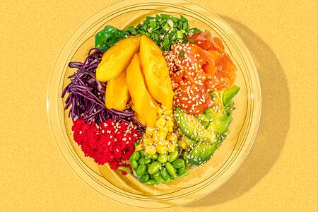 Поке-боул со свежим лососем, овощами и фруктами