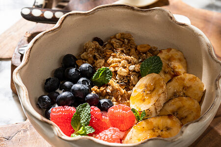 Йогурт, гранола, банан, сезонные ягоды