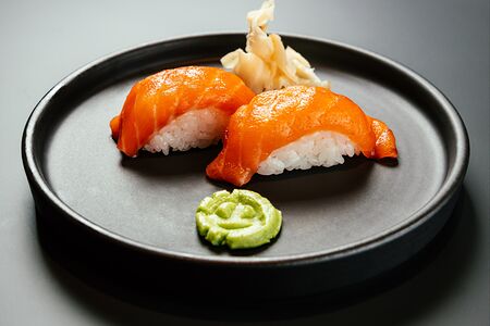 Суши с лососем